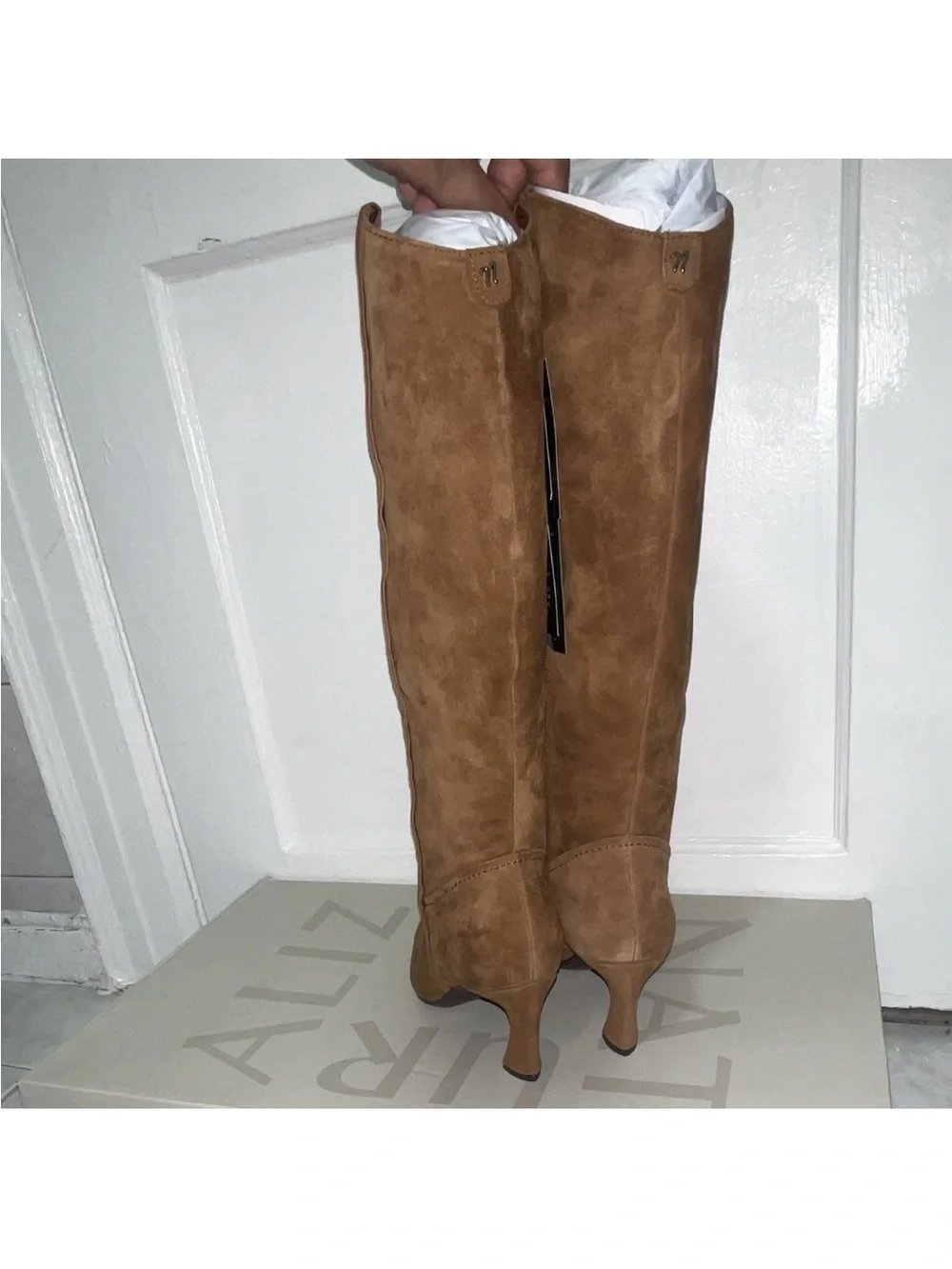 Naturalizer over knee